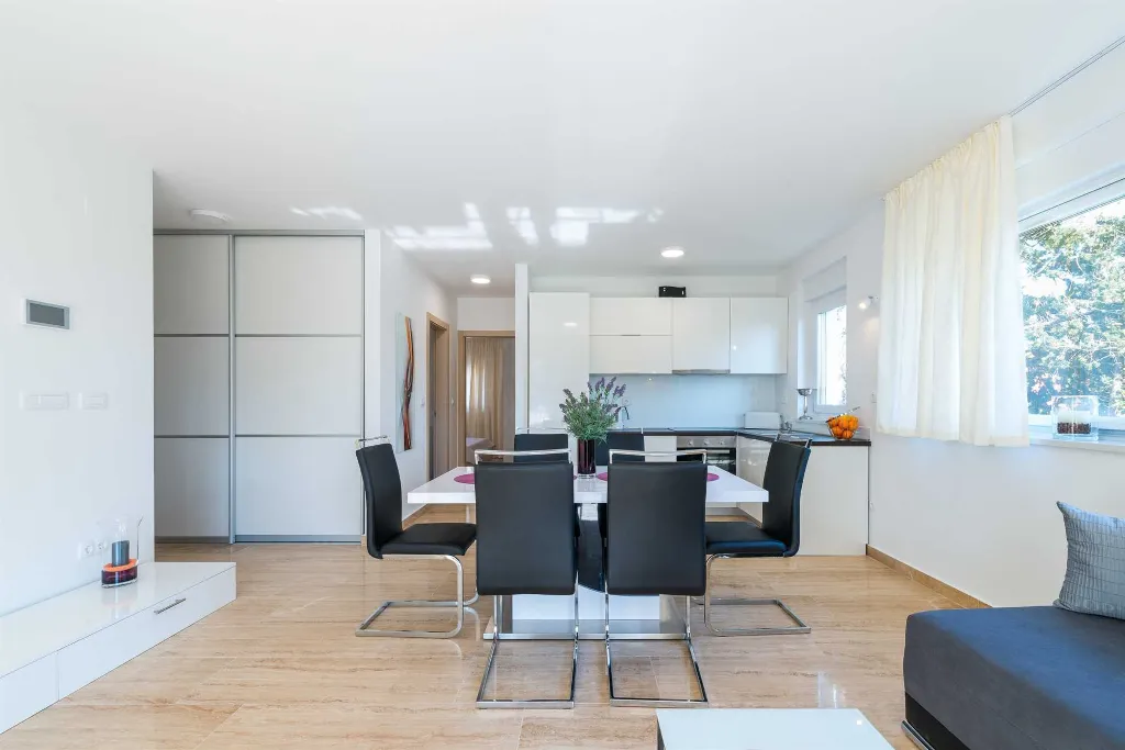Vir 2-Bedroom Apartment for 4, Near Beach