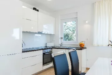 Vir 2-Bedroom Apartment for 4, Near Beach