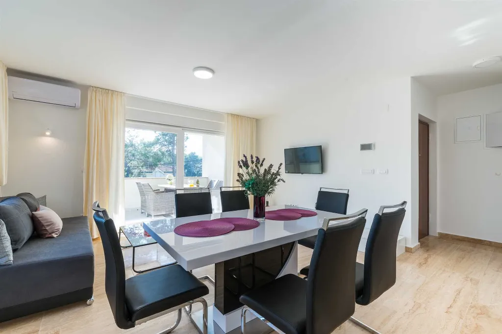 Vir 2-Bedroom Apartment for 4, Near Beach