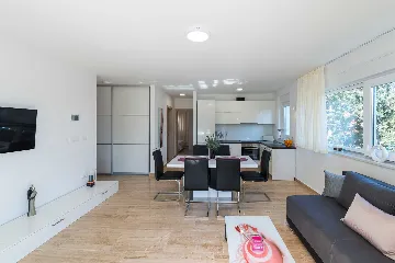 Vir 2-Bedroom Apartment for 4, Near Beach