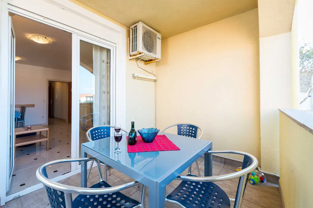 Vir Apartment for 2–4 Guests with Terrace