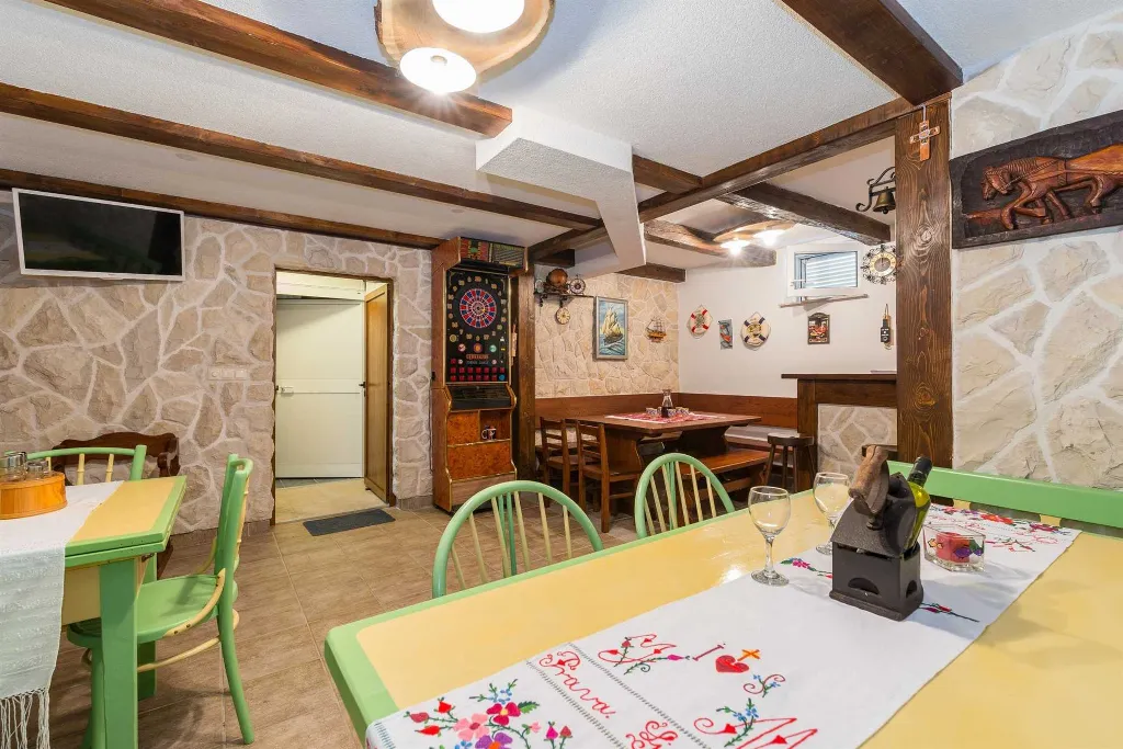 Vir Apartment for 2–4 Guests with Terrace