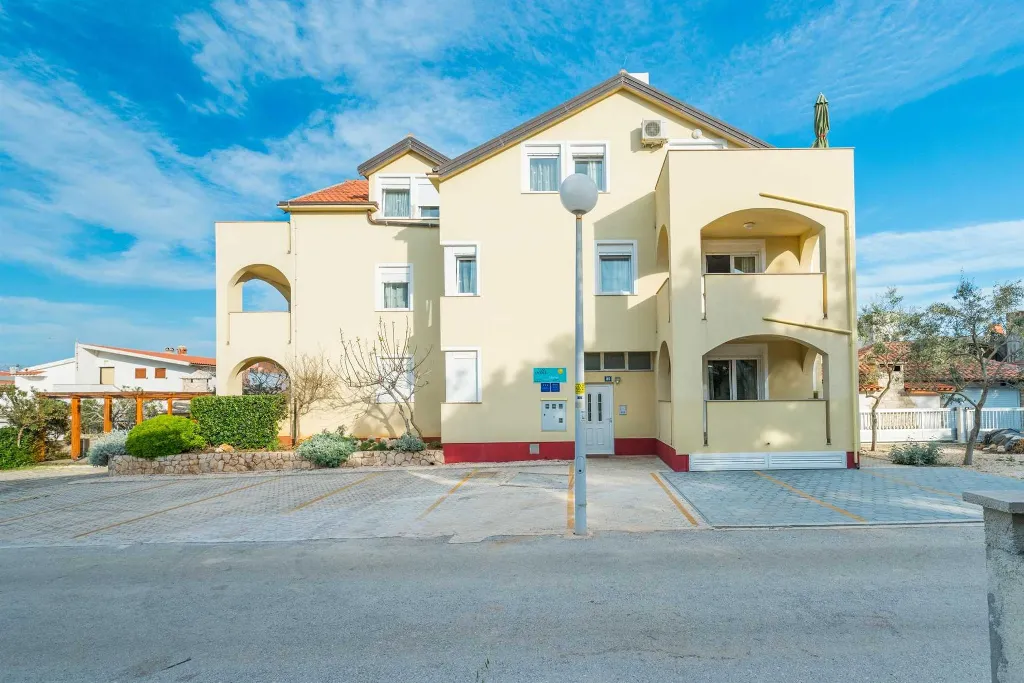Vir Apartment for 2–4 Guests with Terrace