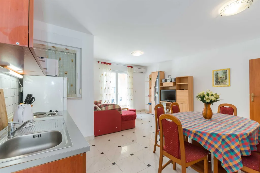 Vir Apartment for 3–5 with Partial Sea View