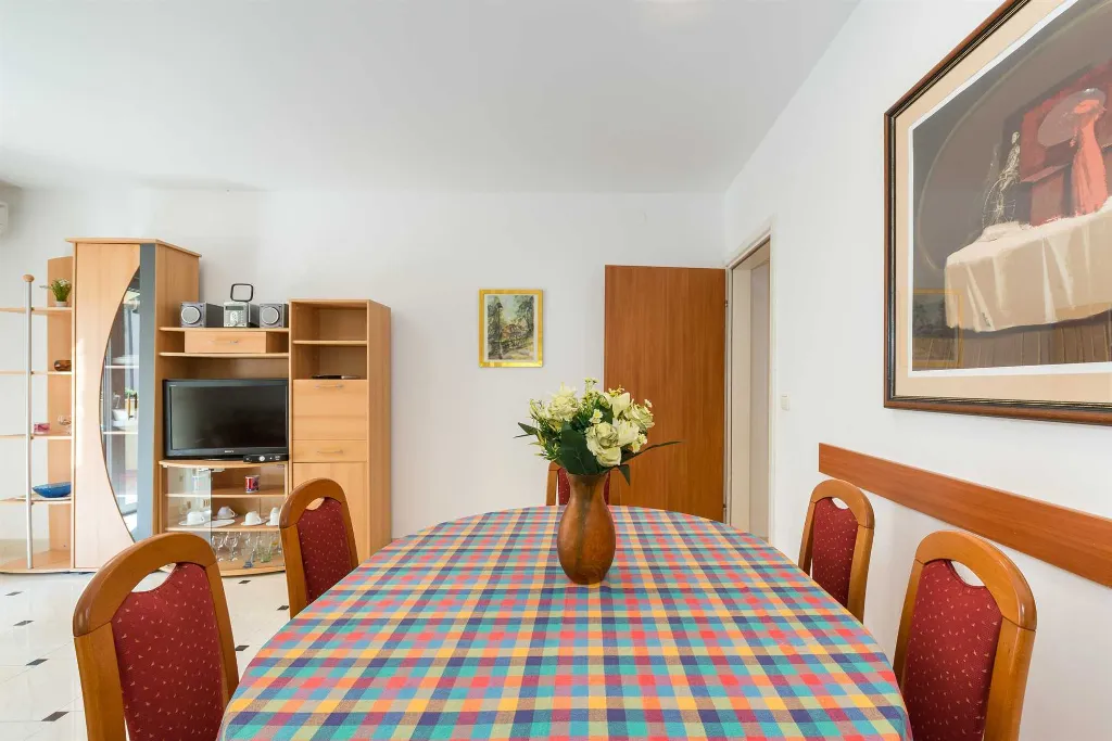 Vir Apartment for 3–5 with Partial Sea View