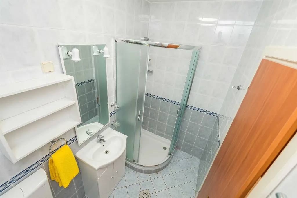 Vir Apartment for 3–5 with Partial Sea View