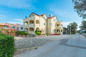 Vir Apartment for 3–5 with Partial Sea View