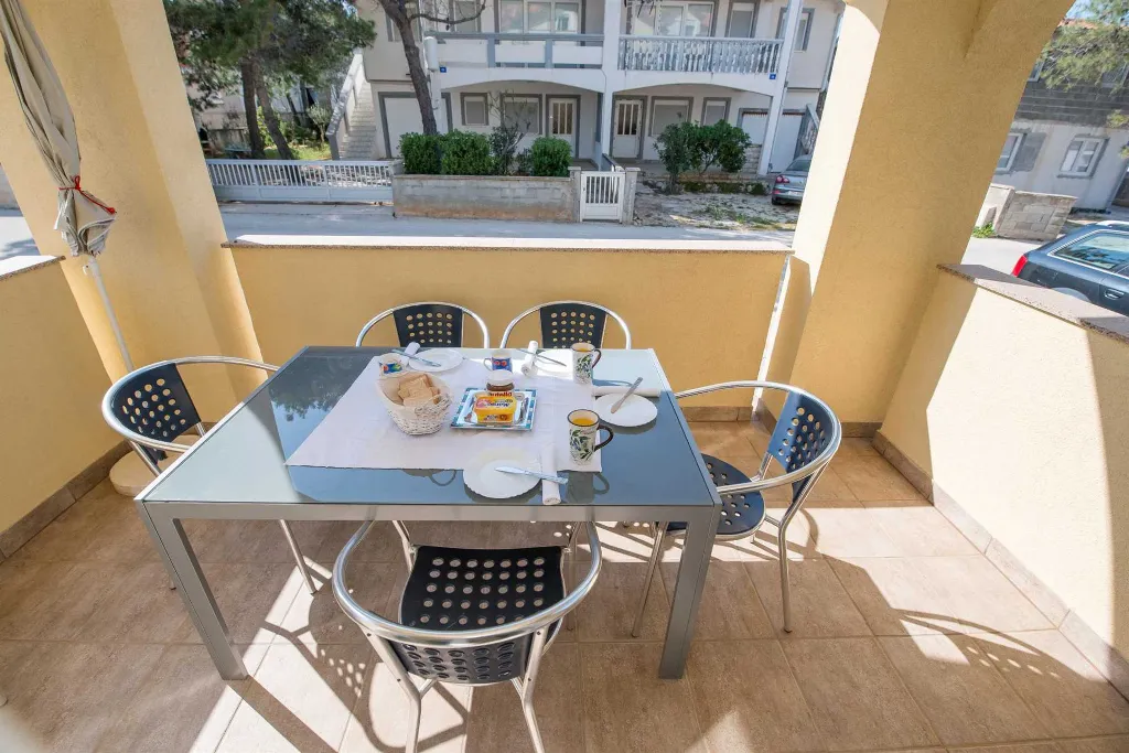 Vir Apartment for 3–5 with Partial Sea View