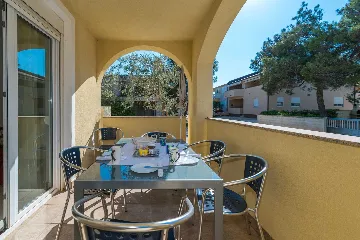 Vir Apartment for 3–5 with Partial Sea View