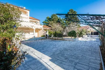 Modern Apartment in Vir for Up to 6 Guests