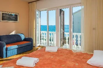 Beachfront Apartment with Sea-View Balcony in Vir