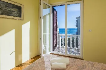 Beachfront Apartment with Sea-View Balcony in Vir