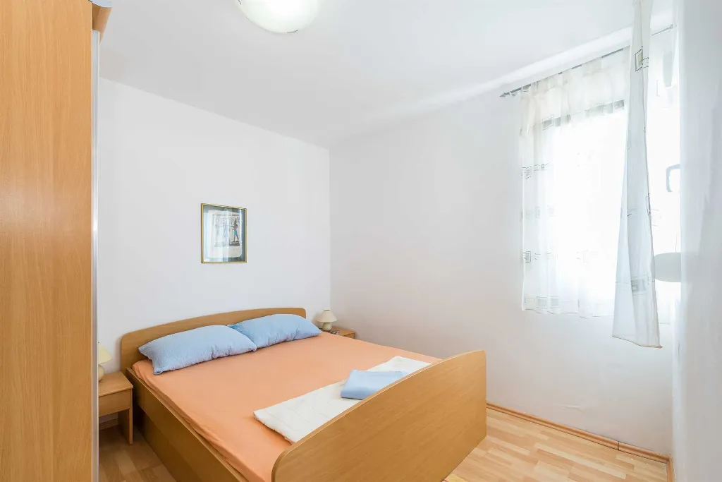 Apartment in Vir for 2–4 Guests with Sea View