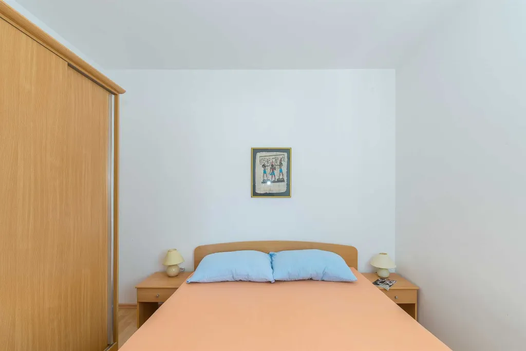 Apartment in Vir for 2–4 Guests with Sea View