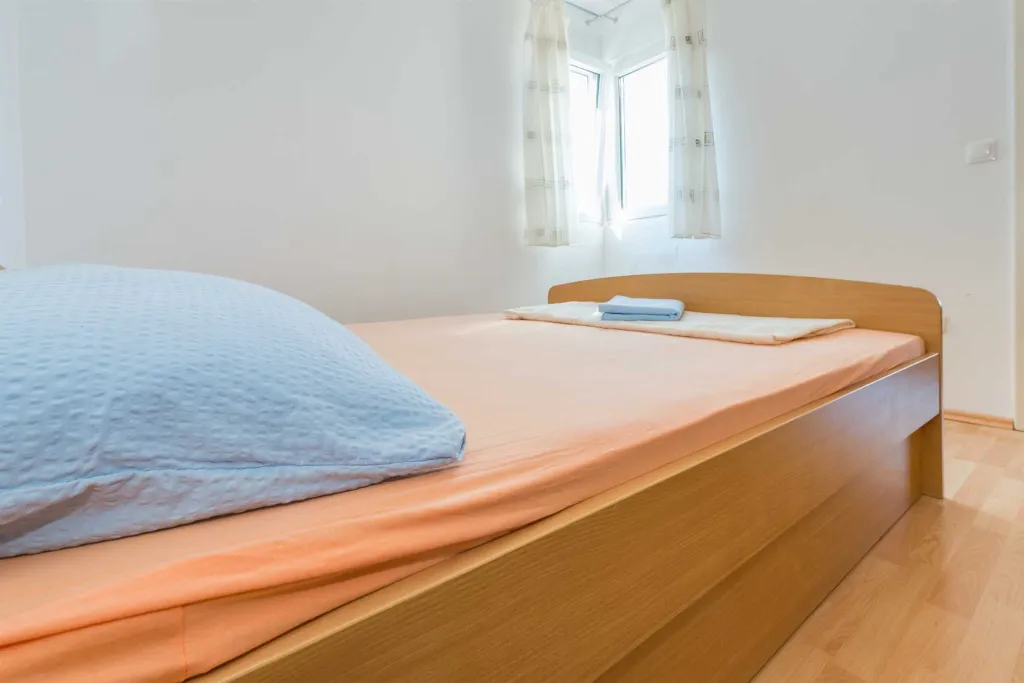 Apartment in Vir for 2–4 Guests with Sea View