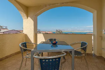 Apartment in Vir for 2–4 Guests with Sea View