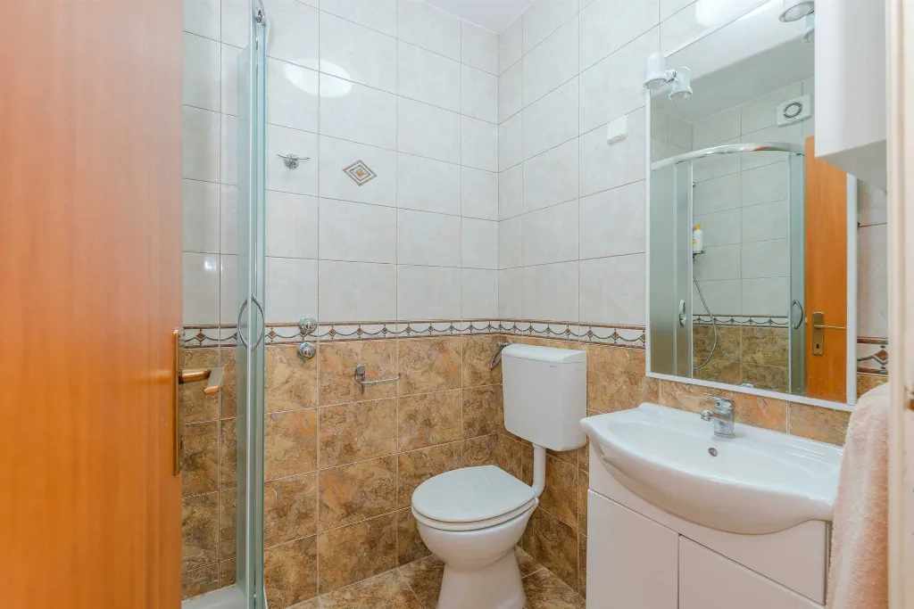 Apartment in Vir for 2–4 Guests with Sea View
