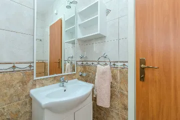 Apartment in Vir for 2–4 Guests with Sea View