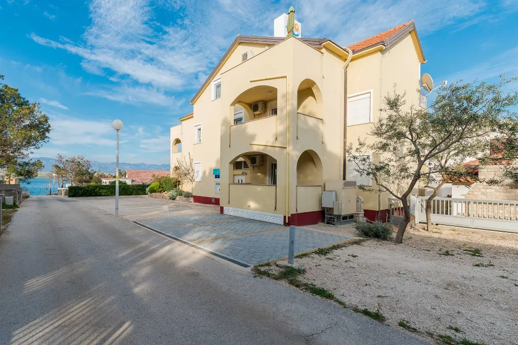 Apartment in Vir for 2–4 Guests with Sea View