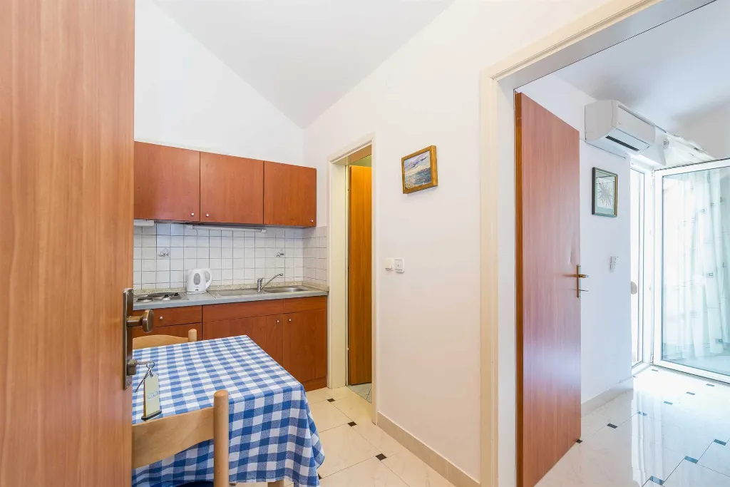Studio Apartment for 2 in Vir with Sea View