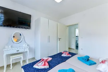 Vir 1-Bedroom Apartment with Sea-View Balcony