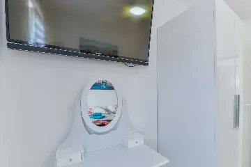 Vir 1-Bedroom Apartment with Sea-View Balcony