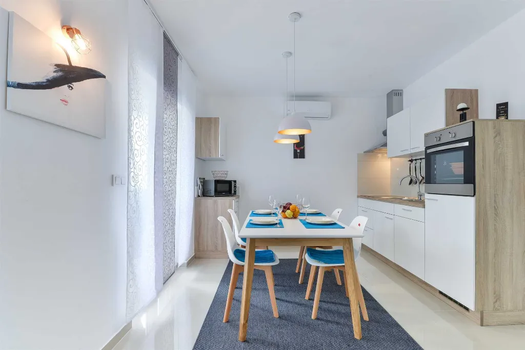 Vir 1-Bedroom Apartment with Sea-View Balcony
