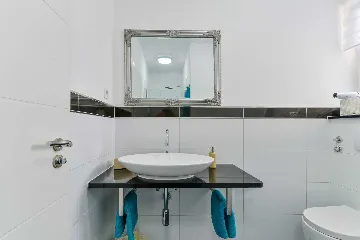 Vir 1-Bedroom Apartment with Sea-View Balcony