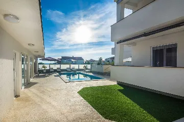 Vir 1-Bedroom Apartment with Sea-View Balcony