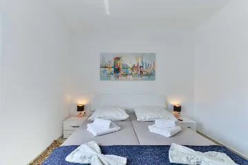 Vir 1-Bedroom Apartment for 4 with Sea View