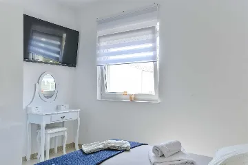 Vir 1-Bedroom Apartment for 4 with Sea View