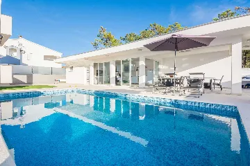 Vir 1-Bedroom Apartment for 4 with Sea View