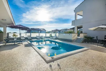 Vir 1-Bedroom Apartment for 4 with Sea View