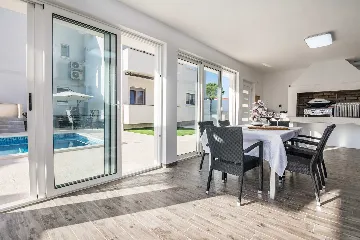 Vir 1-Bedroom Apartment for 4 with Sea View