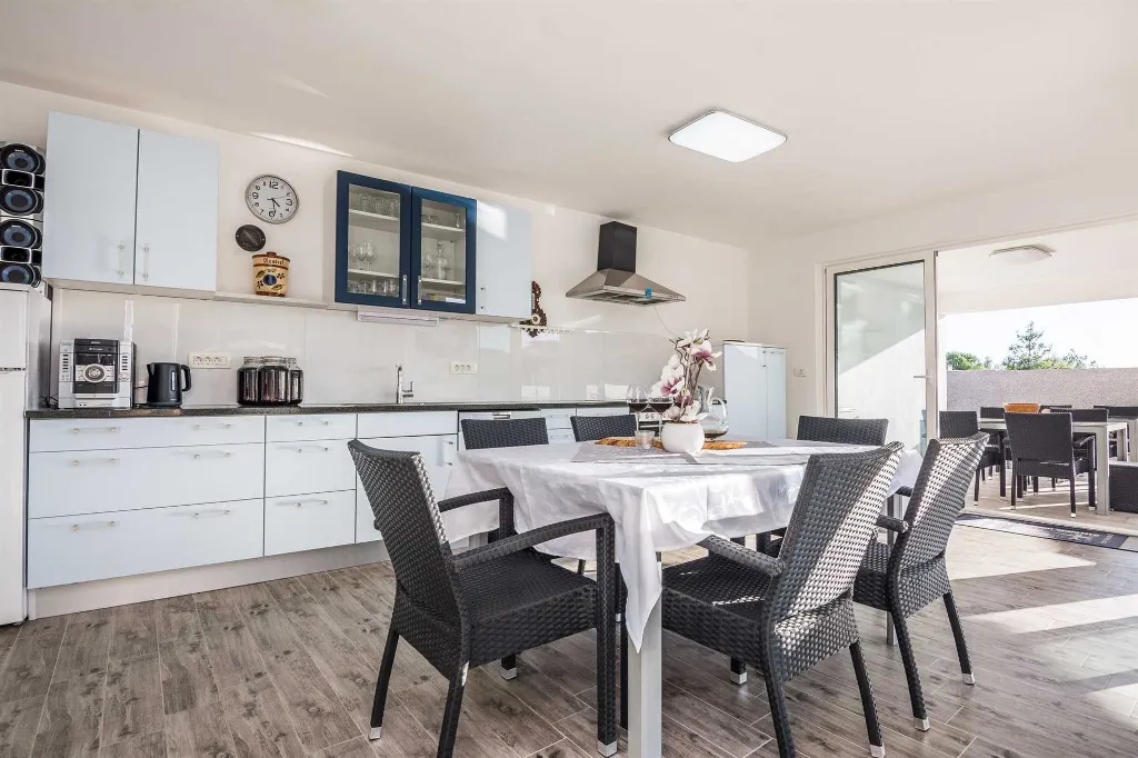 Vir 1-Bedroom Apartment for 4 with Sea View