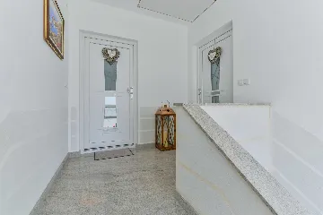 Vir 1-Bedroom Apartment for 4 with Sea View