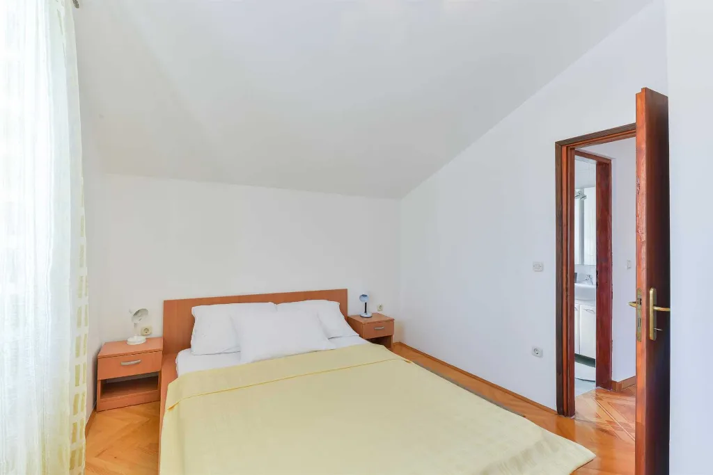 Air-Conditioned Apartment in Vir for 2–4 Guests