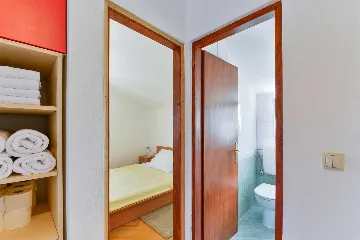 Air-Conditioned Apartment in Vir for 2–4 Guests