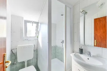 Air-Conditioned Apartment in Vir for 2–4 Guests