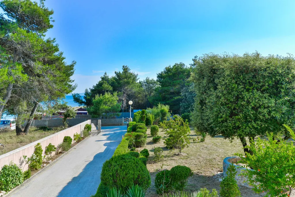 Air-Conditioned 1-Bedroom Apartment in Vir for 4