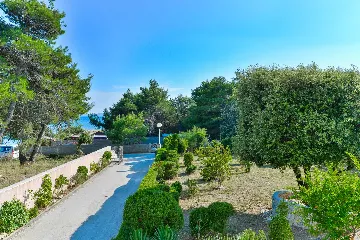 Air-Conditioned 1-Bedroom Apartment in Vir for 4