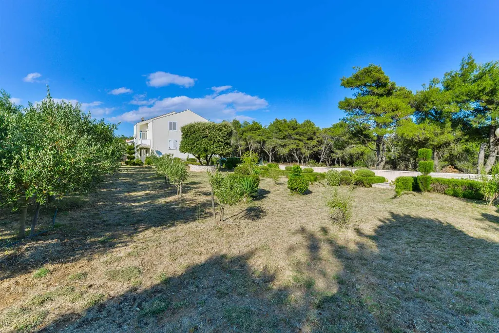 Air-Conditioned 1-Bedroom Apartment in Vir for 4
