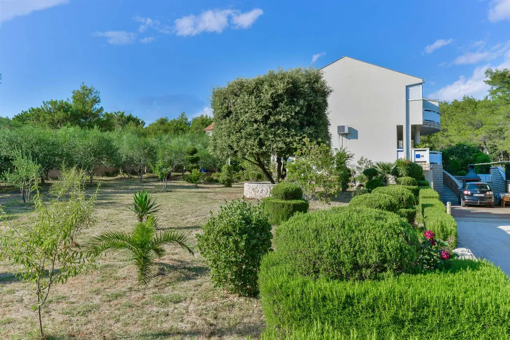 Air-Conditioned 1-Bedroom Apartment in Vir for 4