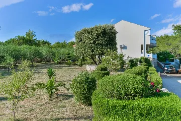 Air-Conditioned 1-Bedroom Apartment in Vir for 4