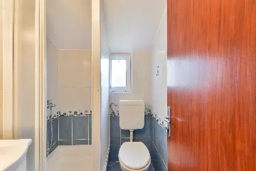 Air-Conditioned 1-Bedroom Apartment in Vir for 4