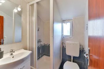 Air-Conditioned 1-Bedroom Apartment in Vir for 4