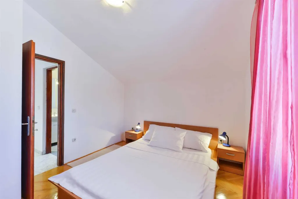 Air-Conditioned 1-Bedroom Apartment in Vir for 4