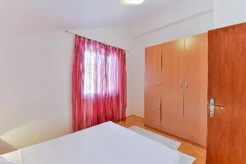 Air-Conditioned 1-Bedroom Apartment in Vir for 4