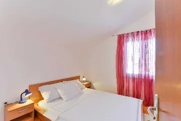 Air-Conditioned 1-Bedroom Apartment in Vir for 4