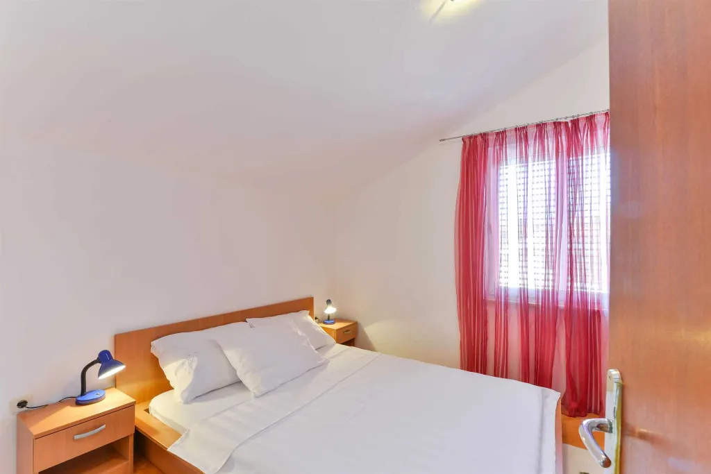 Air-Conditioned 1-Bedroom Apartment in Vir for 4